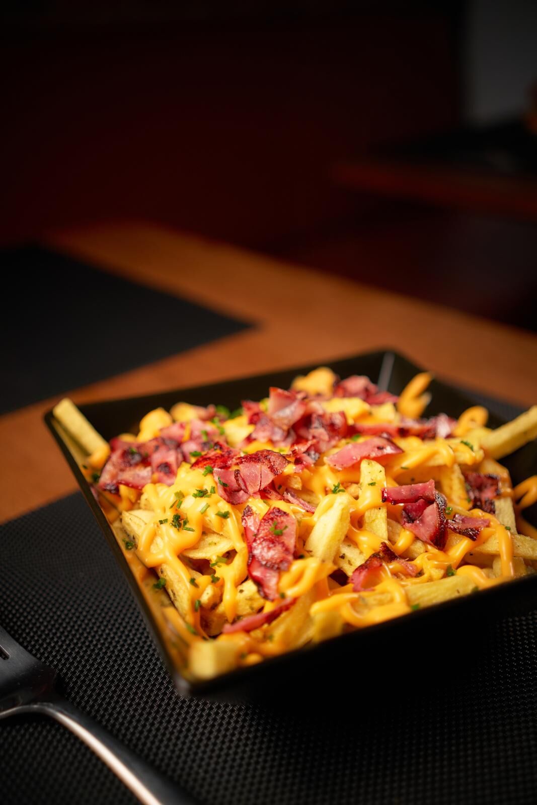Batatas com bacon e queijo cheddar fundido