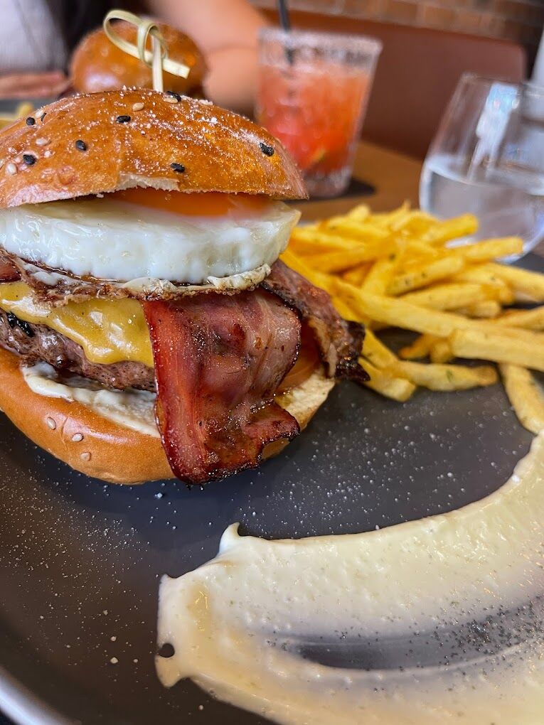 Hambúrguer com ovo, bacon e batatas fritas